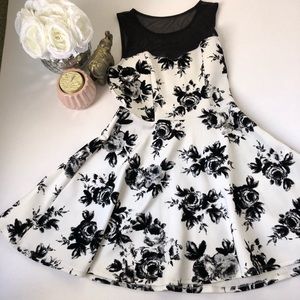 Floral black and white strechy Dress size M